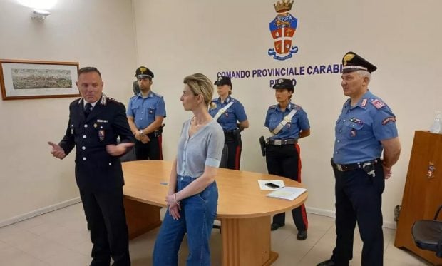 O asistentă româncă și-a făcut cumpărăturile zilnice cu cardurile furate de la pacienții muribunzi, din spitalul în care lucra, în Italia