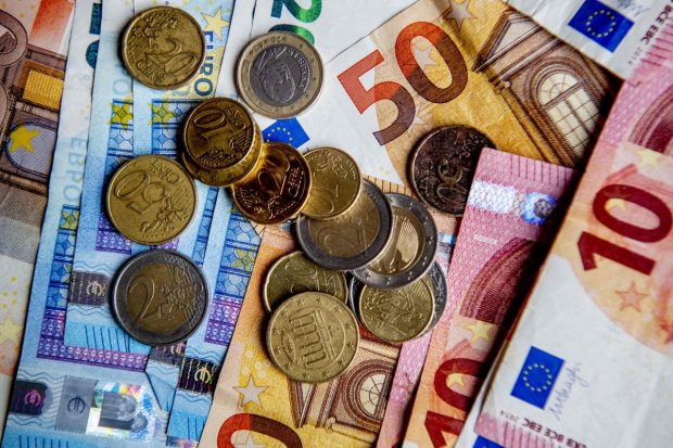 România nu îndeplinește niciun criteriu pentru a adopta moneda euro, arată raportul Comisiei Europene