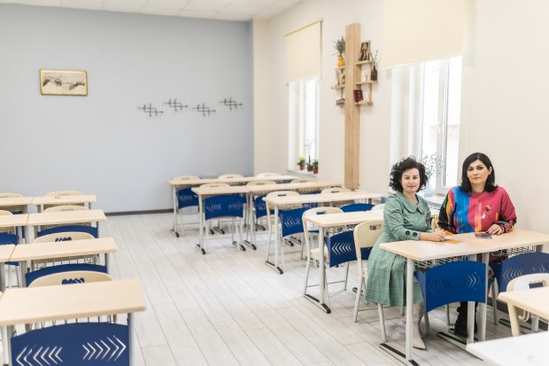 Două profesoare din Fălticeni au digitalizat patru clase și acum elevii se întrec să iasă la tablă. „Nu putem să ne întoarcem în trecut, suntem în secolul XXI”