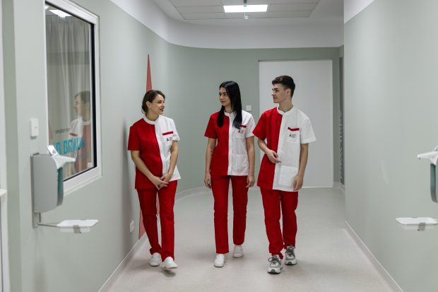 Extrem de bine pregătiți și empatici, asistenții medicali contribuie semnificativ la îmbunătățirea experienței de îngrijire a pacienților. Academia Europeană pentru Asistenți Medicali pregătește noile generații de specialiști în domeniul medical și își deschide porțile pentru noi înscrieri.