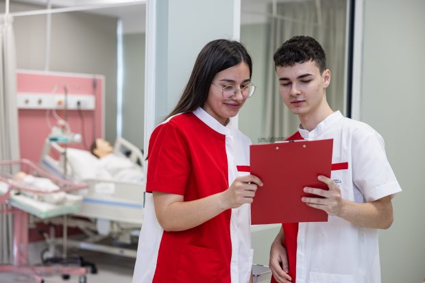 Studenția la Academia Europeană pentru Asistenți Medicali: povestea Cristianei Dinescu și a Elenei Iancovici