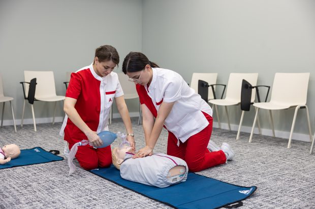 Viața de student la Academia Europeană pentru Asistenți Medicali, văzută prin ochii Lucianei și a lui Alex, doi tineri viitori asistenți medicali