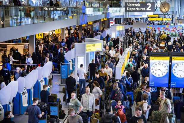 Turiștii trebuie să se pregătească pentru o vară haotică pe aeroporturile din Europa. Care este motivul și ce pot face călătorii