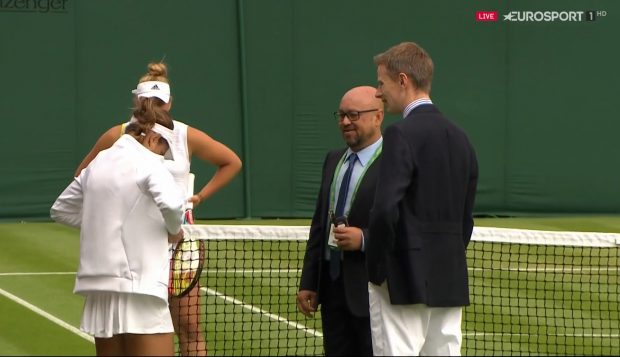 Cum a apărut îmbrăcată Mihaela Buzărnescu pe teren astăzi la Wimbledon. Organizatorii au pus-o să se schimbe imediat