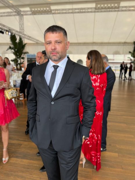 REFUGIAŢII CARE CAUTĂ UN JOB ŞI-AU GĂSIT AJUTOR: ACTE DE CARITATE, MARCA SEBASTIAN CELEA