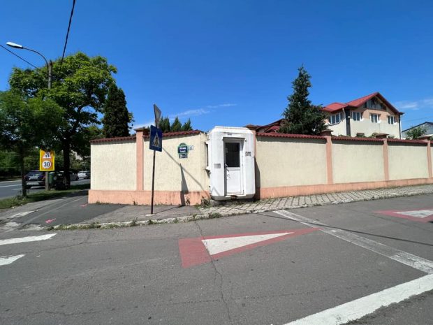 POZA ZILEI: „Inovația unui cetățean”. Un locuitor al sectorului 1 a zidit cabina de pază în gard