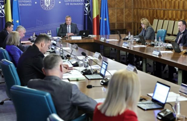 Guvernul suspendă angajările la stat până la finalul anului