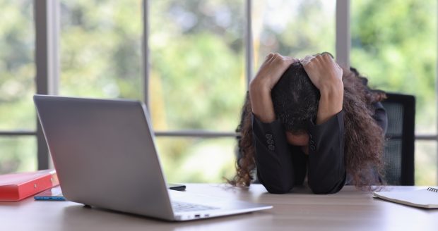 Unele firme se bucură că angajații devin disperați și mai ieftini, dar ce te faci când oamenii n-o să mai cumpere?