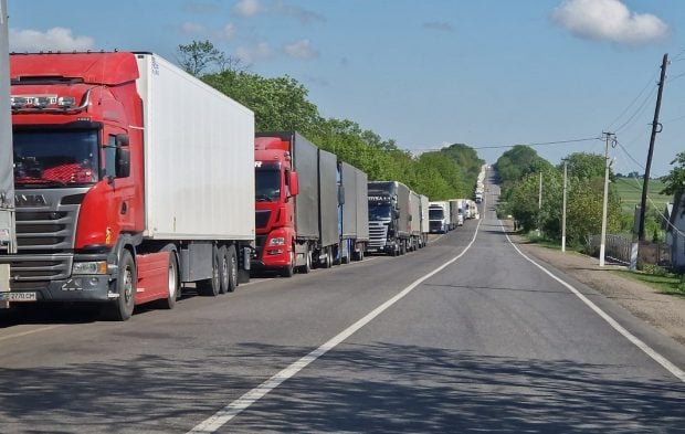Cozi de camioane la ieșirea din țară prin vama Giurgiu. Se așteaptă 120 de minute pentru controlul de frontieră