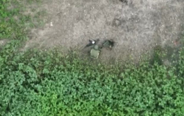 VIDEO | Un soldat rus care-și făcea nevoile a fost lovit de o grenadă lansată de ucraineni dintr-o dronă