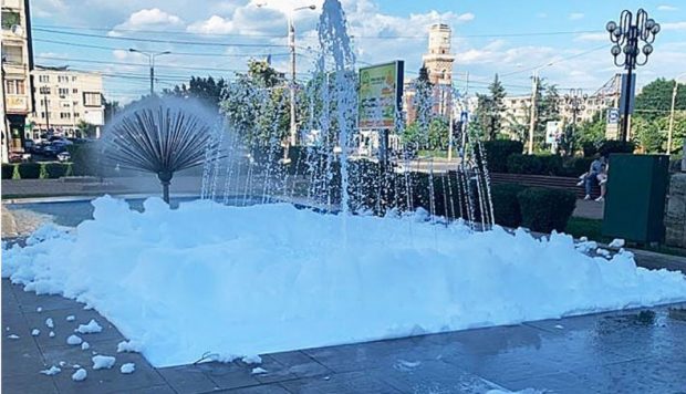 Fântâni arteziene pline de spumă la Ploieşti, după ce mai multe persoane au turnat detergent în apă
