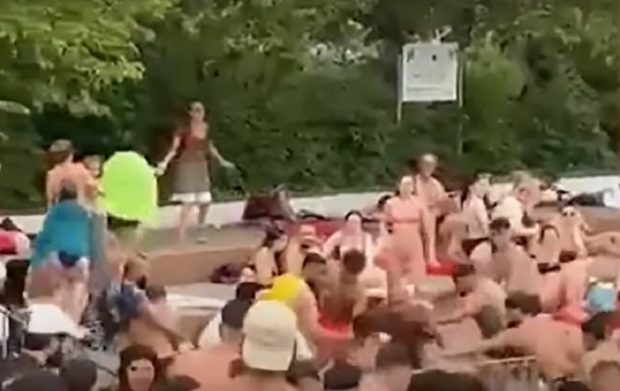 VIDEO | 250 de oameni s-au luat la bătaie într-un ștrand din Berlin din cauza unor copii care stropeau cu pistoale cu apă
