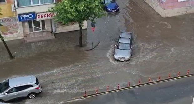VIDEO. Străzi inundate la Tulcea și Brăila, după ploile torențiale de azi. Furtuna a făcut ravagii și în Iași