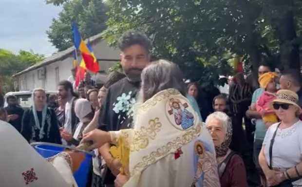 ÎPS Teodosie a ținut slujbă la biserica ilegală de pe trotuar, somat s-o dărâme: „Mai degrabă mor eu”