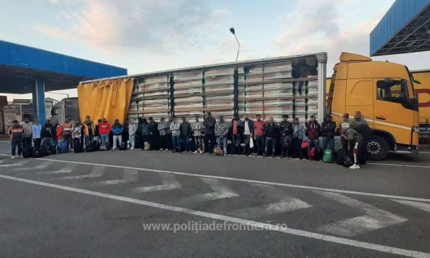 36 de migranți, găsiți printre sicrie, în TIR-ul unui șofer român care pleca în Italia