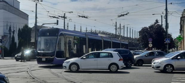 Tramvai de 2 milioane de euro, blocat într-o intersecție din Timișoara la prima ieșire pe traseu. „Nu știm de ce s-a oprit”