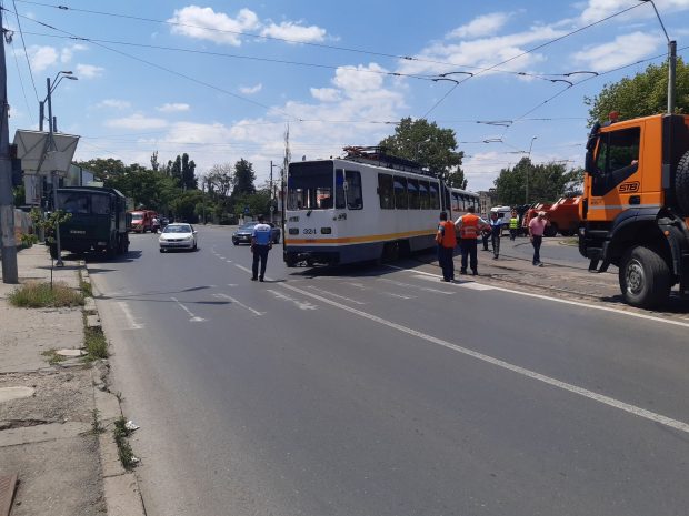 Un tramvai a ieșit de pe șine în zona șoseaua Progresului din București. Două linii, blocate timp de aproape o oră