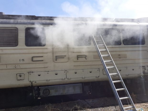 Tren al CFR Călători evacuat după ce locomotiva a luat foc în mers pe Valea Oltului