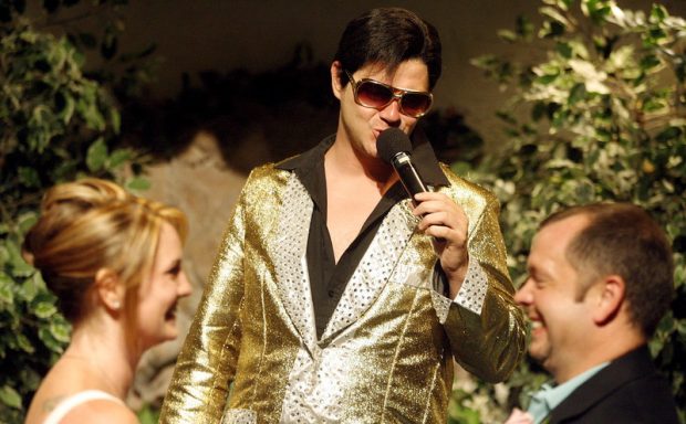 Capelele pentru nunți din Las Vegas nu mai au voie să folosească imaginea lui Elvis Presley pentru ceremonii tematice