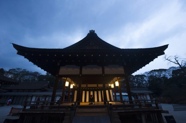 Păpuși de paie cu fața lui Vladimir Putin, bătute în cuie pe „copacii sacri” din Tokyo, pentru blestemarea liderului de la Kremlin