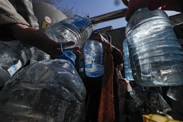 Locuitorii din Mariupol, căzut sub ocupația soldaților ruși, se confruntă cu o criză a apei