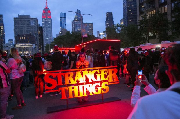 Serialul „Stranger Things” a readus pe locul 1 în topurile muzicale din Marea Britanie o melodie apărută acum 37 de ani