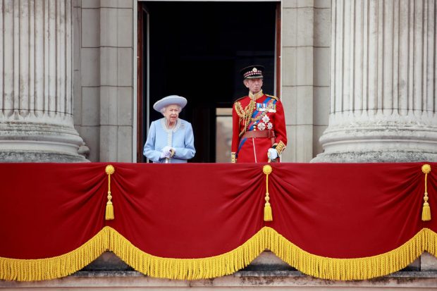 Regina Elisabeta se retrage de la ceremoniile dedicate jubileului după ce a resimțit „un oarecare disconfort”