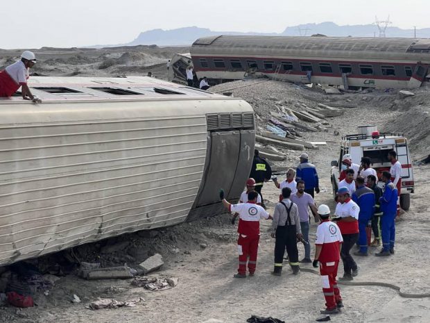 Cel puţin 17 morţi și zeci de răniți, după ce un tren de pasageri a deraiat în Iran