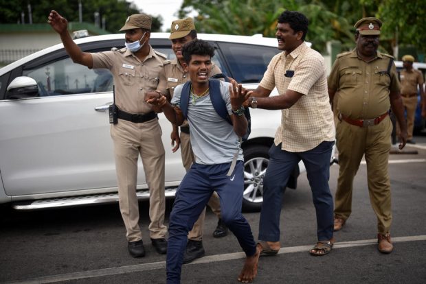 Trenuri incendiate în India, în urma protestelor violente față de noile contracte scurte de muncă pentru militari