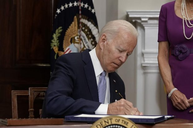 Președintele Joe Biden a semnat legea pentru controlul armelor: „Nu include tot ce îmi doresc, dar va salva multe vieți”