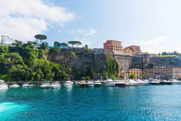 Într-o stațiune din Italia, turiștii sunt amendați dacă merg pe stradă în costum de baie. „Îi deranjează pe localnici”
