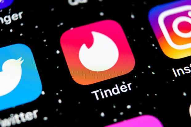 Aplicațiile Tinder, WhatsApp și Snapchat, amendate în Rusia. Ce lege ar fi încălcat cele trei mari companii americane