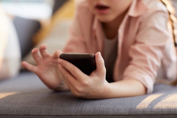 Contul fetiței de 10 ani care primea mii de comentarii sexuale a fost închis de Instagram. Explicația rețelei sociale