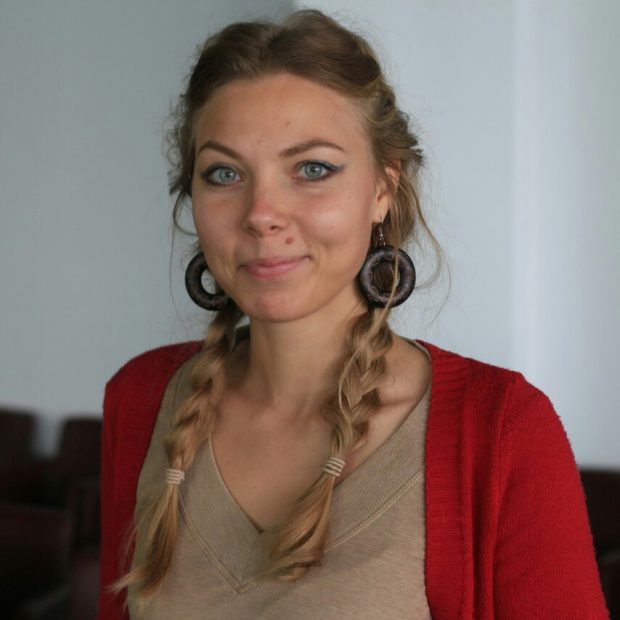 O consilieră însărcinată din rândul opoziției ruse, inculpată pentru o postare pe Twitter. Ea criticase funeraliile fastuoase pentru soldații uciși în Ucraina