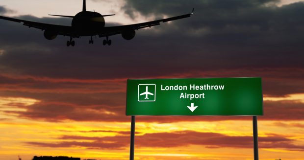 Aeroportul Heathrow, afectat de incendiile care au izbucnit lângă Londra. Fumul a ajuns pe piste și pune în pericol zborurile