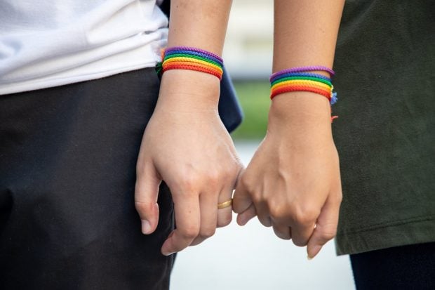 PRIDE 2022. SONDAJ: Sunteți de acord cu legiferarea parteneriatului civil în România între persoanele de același sex?