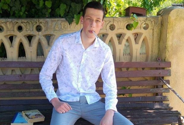 Fiul unui angajat al Secretariatului General al Guvernului, care a lovit intenționat un polițist cu mașina, trimis la închisoare. Ce despăgubiri are de plătit