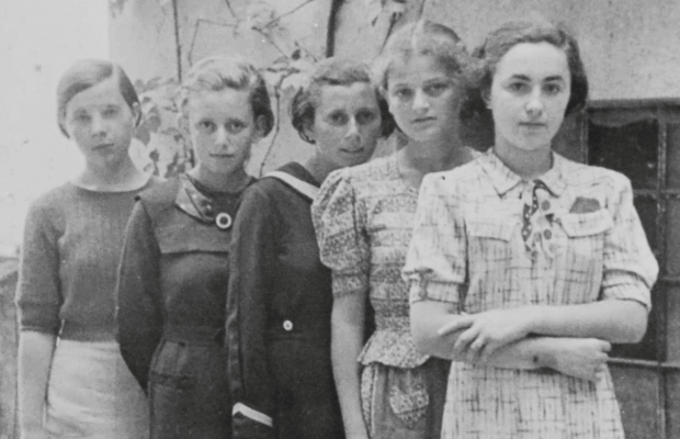 INTERVIU. „La Auschwitz n-a fost vorba doar despre dezumanizare, ci și despre distrugerea identității femeilor. Selecția lor se făcea dezbrăcându-le”