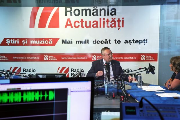 Cum apare Nicolae Ciucă întrerupînd programul Radio România și cum dispar știrile care-l deranjează pe premier
