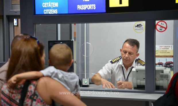 Sute de copii, opriți la frontieră, de la începutul vacanţei de vară, după ce părinții nu au avut la ei documentele necesare