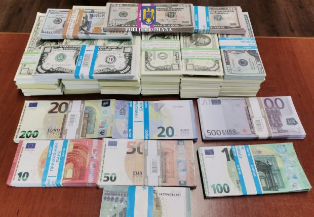 Aproape trei milioane de dolari falși, găsiți în Suceava. Trei tineri, acuzați că încercau să pună banii în circulație