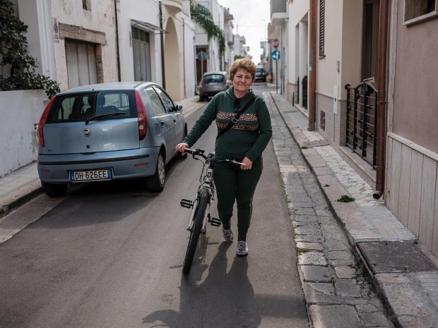 Vieți sacrificate: despre româncele care îngrijesc bătrâni în Italia. Dramele de lângă noi care lasă indiferente două state