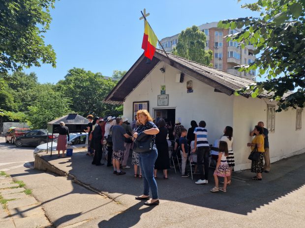 Biserica demolabilă din Constanţa împarte spiritele şi în rândul enoriaşilor: „Să o lase, că ne-am obişnuit!”, „Legea să se aplice în toate lucrurile!”