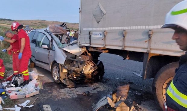 Doi morți și șapte răniți în Vaslui, după ce s-au ciocnit un TIR, o mașină și o căruță. Trei copii, printre victime