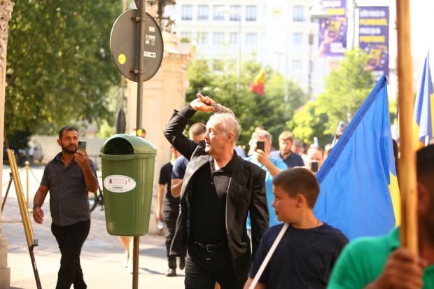 Gigi Becali a stropit cu agheasmă pe Calea Victoriei, unde a avut loc sâmbătă marșul Bucharest Pride, în timpul unui protest religios