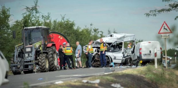 Microbuz din România, implicat într-un accident cu un tractor și o dubă în Ungaria. Sunt 2 morți și 9 răniți