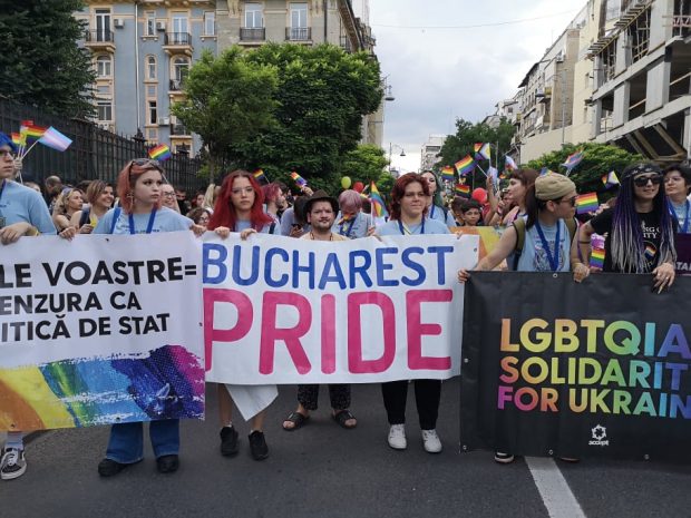 Marșul Bucharest Pride: 10.000 de oameni au defilat prin centrul Capitalei cu bannere prin care cer egalitate în drepturi pentru persoanele LGBT – VIDEO