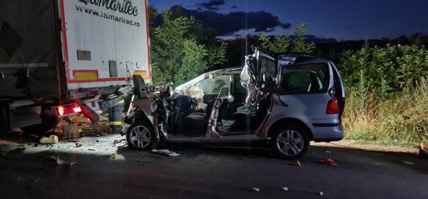 Bilanțul accidentului din Vaslui: doi copii și un tânăr au decedat. 12 persoane se aflau în mașina care s-a izbit într-un autocamion