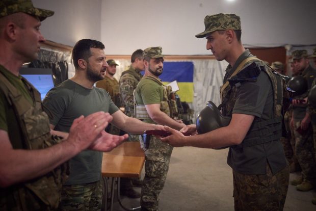 Zelenski i-a vizitat pe militarii ucraineni aflați în linia întâi a frontului din regiunea Dnipropetrovsk