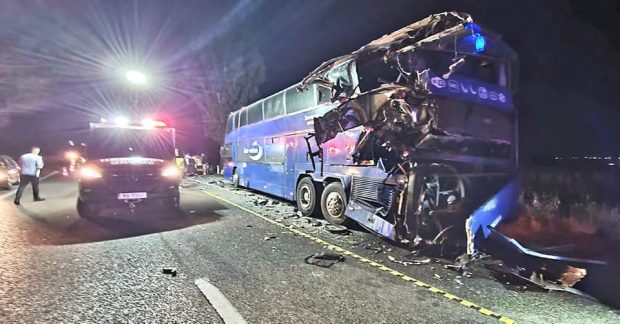 Autocar de Ucraina, lovit din spate de un TIR, în timp ce stătea pe loc, în Bacău. Două persoane au fost rănite